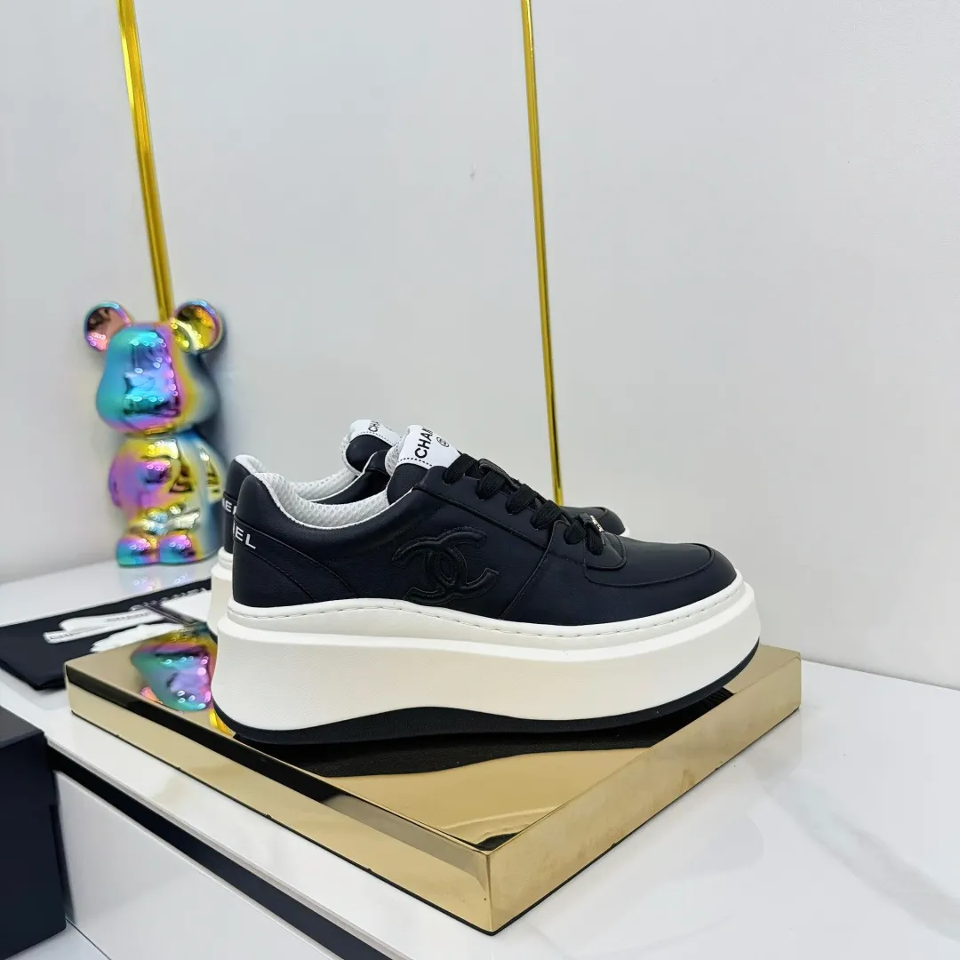 👟👟Ex-factory price 600👟👟 Upgraded version, upgraded version, upgraded version! No rebuttal accepted! ! ! ! Chanel Chanel panda shoes! 2025 counter's top casual sports shoes. This classic design; the upper is electro-embroidered with a variety of techniques; the outsole is fashionable and sporty; the unusual inclusion of a variety of color matching elements... The diversified mix and match is very good-looking and versatile, and can be used for leisure, fashion, sports, and outdoor... ꫛꫀꪝ Go➫ Materials: ❶Upper made of: original imported first-layer silk cowhide + original waterproof cloth + original first-layer cowhide ❷Inner lining: Original Yangli+Net ❸Outsole based on: Original TPU combination outsole Counter boutique packaging complete set for women 35–41 👉 👉 👉 👉 👉